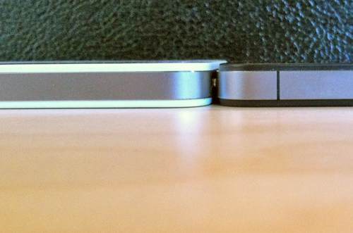 Black iPhone 4 Thinner Than White iPhone 4 [Photos]