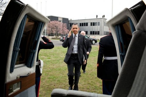 U.S President Barack Obama Has an iPad 2 [Photo]