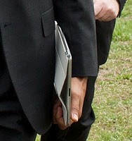 President Obama Does Have an iPad 2 (PHOTO); Whit May be !!